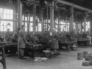 Women munition workers in WWI